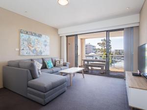 Cote DAzure, 13 61 Donald Street - Lovely unit air con, Wi-Fi, secure parking, complex lift and pool
