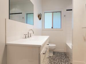 Dutchies Haven, 11 Christmas Bush Ave - Pet friendly, large enclosed yard, air con and Wi-Fi