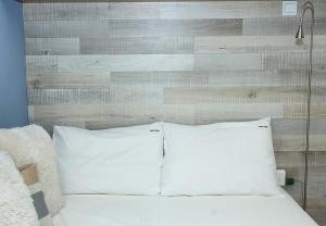 By the Sea ~ OneBedroom Flat with Cozy Balcony