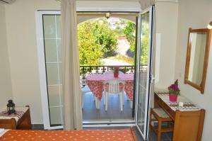 Yannis - Holiday Apartments on Agios Gordios Beach in Corfu