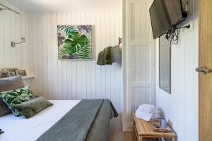 Maisons de vacances Les minis homes du Bugey - Eco-lodge Nature ,un refuge en hyper centre : photos des chambres
