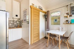 Maisons de vacances Les minis homes du Bugey - Eco-lodge Nature ,un refuge en hyper centre : photos des chambres