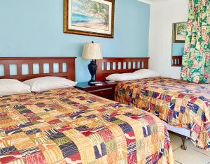 Double Room with Two Double Beds - Non-Smoking room in Glades Motel - Naples