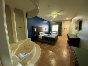 King Suite with Spa Bath - Non-Smoking room in Texas Inn Alamo