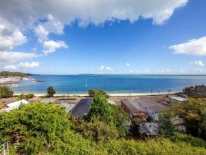Quarterdeck 5 panoramic water views and close to town