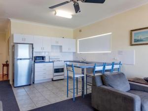 Quarterdeck 5 panoramic water views and close to town