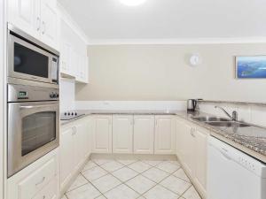 Seashells, 2,21-23 Magnus Street -Unit with Air con, complex lift and pool, close to town