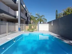 Shoal Bay Beach Apartments, 9 2 Shoal Bay Road, air conditioning, complex swimming pool and lift - Shoal Bay
