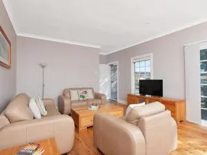 The Croft Cosy Beach House with Aircon and only 270m to the Beach - Fingal Bay