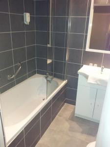 Hotels Hotel Du Midi : photos des chambres