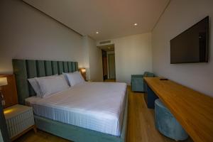  Deluxe Triple Room with Side Sea View room in El Primero Hotel