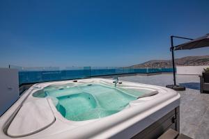 Deluxe Suite with Sea View room in El Primero Hotel
