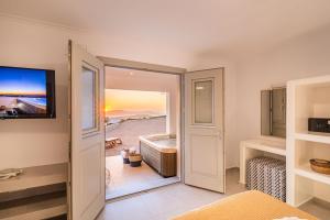 Deluxe Junior Suite with Caldera View and Outdoor Hot tub