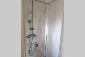 Gäststuga i vacker natur, bastu, bubbelpool sommartid och gratis parkering nära Ulricehamn och Lassalyckan, guesthouse with nice view with sauna and free parking close to Dalsjöfors and fishing