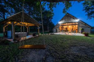 Maisons d'hotes La Grange De Leonie, Chambres d'hotes avec Piscine et Spa : photos des chambres