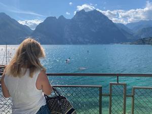 Zimmer mit Kingsize-Bett und Seeblick