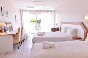 Hotels Le Chene Vert : Chambre Double ou Lits Jumeaux avec Terrasse