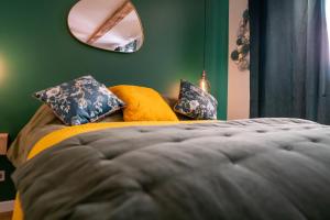 Appartements studio coeur de ville neuf et design tt equipe parking gratuit : photos des chambres