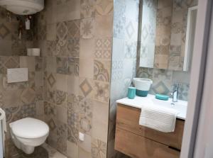 Appartements studio coeur de ville neuf et design tt equipe parking gratuit : photos des chambres