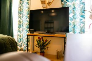 Appartements studio coeur de ville neuf et design tt equipe parking gratuit : photos des chambres