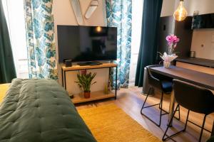Appartements studio coeur de ville neuf et design tt equipe parking gratuit : photos des chambres