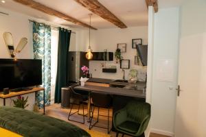 Appartements studio coeur de ville neuf et design tt equipe parking gratuit : photos des chambres