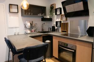 Appartements coeur de ville t2, terrasse, clim tt equipe, parking : photos des chambres