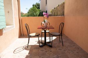 Appartements coeur de ville t2, terrasse, clim tt equipe, parking : photos des chambres