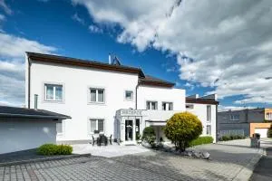 派兹奥欧诺酒店 - Všemina