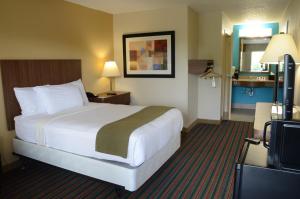 Double Room - Disability Access/Non-Smoking room in Baymont by Wyndham Nashville Airport