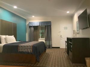 King Room with Sofa - Non-Smoking room in Regency Inn & Suites- NW Houston