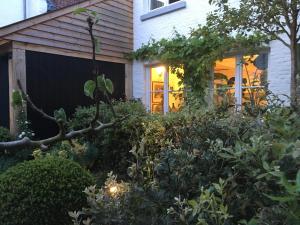 The Herrings Residence - Stylish Private Cottage with Breakfast in Historic Center - Adults-Only