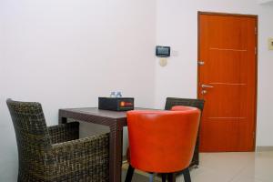 Comfortable 2BR Green Central City Glodok Apartment By Travelio