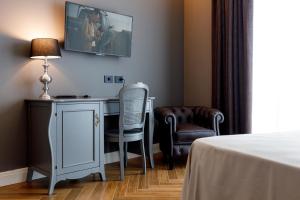 Deluxe Suite with Lake View