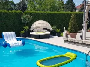 Gästezimmer im bewohnten EFH mit Pool und Garten - Fünfeichen