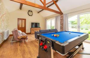 Creamery Cottage with Games room and Free Parking