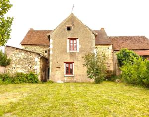 Maisons de vacances CHARMANTE MAISON DE CAMPAGNE DU 17eme siecle a Lilette avec Jacuzzi : photos des chambres