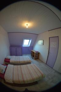 Chambre au calme et simple, cuisine à dispo