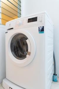 Modern Townhome at the Saturday Market and Old City