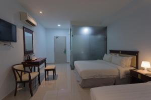 Superior Triple Room no window room in Hotel Al Amin