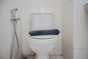 Cozy Studio Apartment at Skylounge Tamansari near Soetta Airport By Travelio