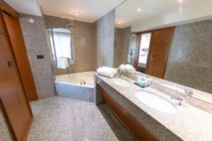 Goldstar Resort & Suites