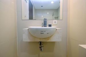 Comfy and Minimalist 1BR Apartment at Atria Residence By Travelio