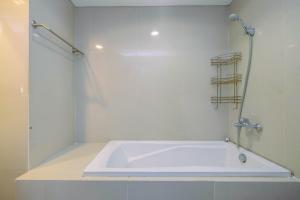 Comfy and Minimalist 1BR Apartment at Atria Residence By Travelio