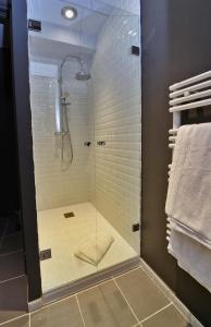Hotels Maison de Famille Les 5 Freres : Chambre Double ou Lits Jumeaux avec Douche - Vue sur Village