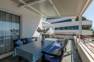 Seaside Penthouse with Hot Tub SKY LIVING