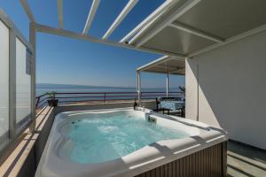 Seaside Penthouse with Hot Tub SKY LIVING