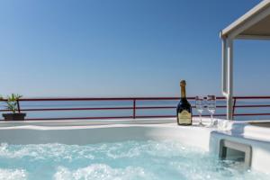 Seaside Penthouse with Hot Tub SKY LIVING
