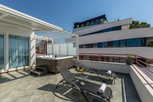 Seaside Penthouse with Hot Tub SKY LIVING