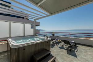 Seaside Penthouse with Hot Tub SKY LIVING